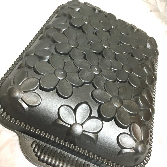 Nordic Ware Daisy Cake Pan-  9x13.5 Heavy Cast Aluminum made in the USA - Picture 8 of 13